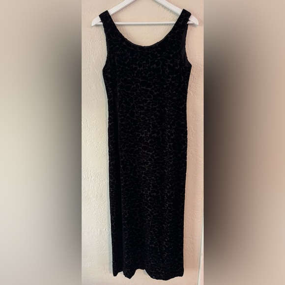 Jones Wear Dresses & Skirts - Jones Wear Black Velvet Maxi Dress